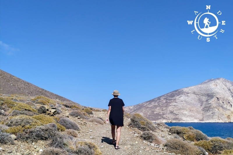 Πεζοπορία σε παραλιακό μονοπάτι στην Ανάφη