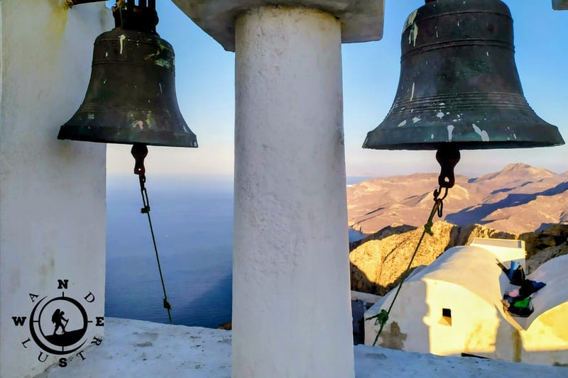 Καμπάνες της Παναγίας Καλαμιώτισσας στην Ανάφη με θέα στο Αιγαίο κατά την πασχαλινή περίοδο