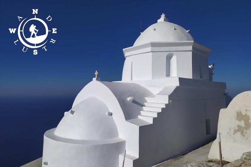 Λευκή εκκλησία στην Ανάφη με θέα στο Αιγαίο