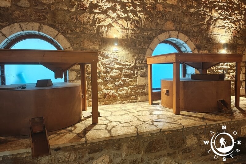 Εξωτερική άποψη του Abelon Ktima Brintziki μέσα στους αμπελώνες