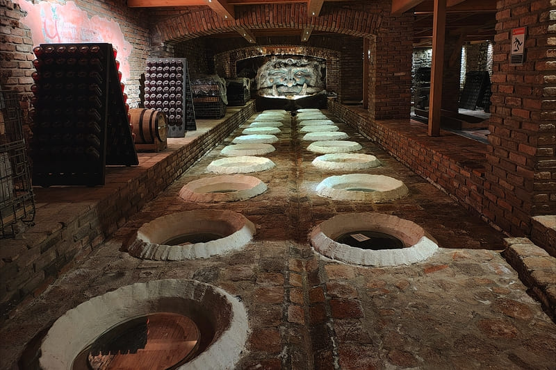 Παραδοσιακά qvevri στο Shumi Winery στη Γεωργία – εμπειρίες οινοτουρισμού και ιστορία της αρχαίας οινοποίησης