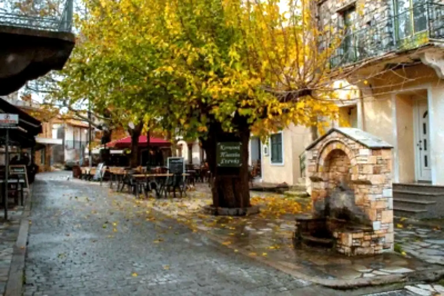 Η πλατεία της Στενής Ευβοίας με τον πλάτανο και την πέτρινη βρύση, όπου θα σταματήσουμε μετά την πεζοπορία στο Ξεροβούνι.