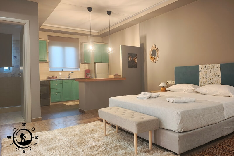 Εσωτερικός χώρος ξενώνα στο Abelon Ktima Brintziki, με ζεστή αισθητική και άνετο περιβάλλον φιλοξενίας για τους συμμετέχοντες του Dog Workshop.