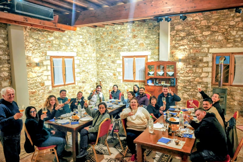 Ομαδική στιγμή γαστρονομίας στο Dog Workshop της Wanderlust στο Abelon Ktima Brintziki μετά τις δράσεις της ημέρας