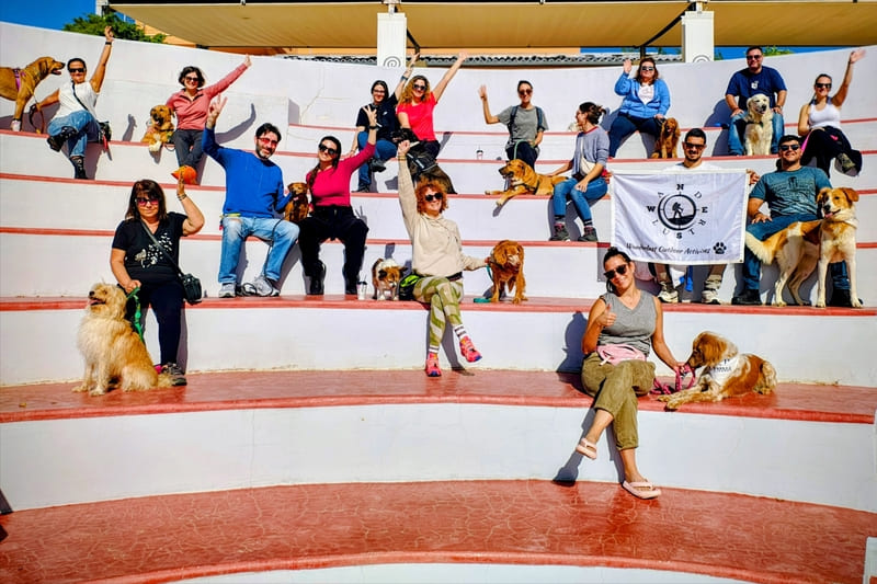 Ομαδική φωτογραφία από το Dog Workshop της Wanderlust στο Abelon Ktima Brintziki με ανθρώπους και σκύλους σε εκπαιδευτική δράση στη φύση