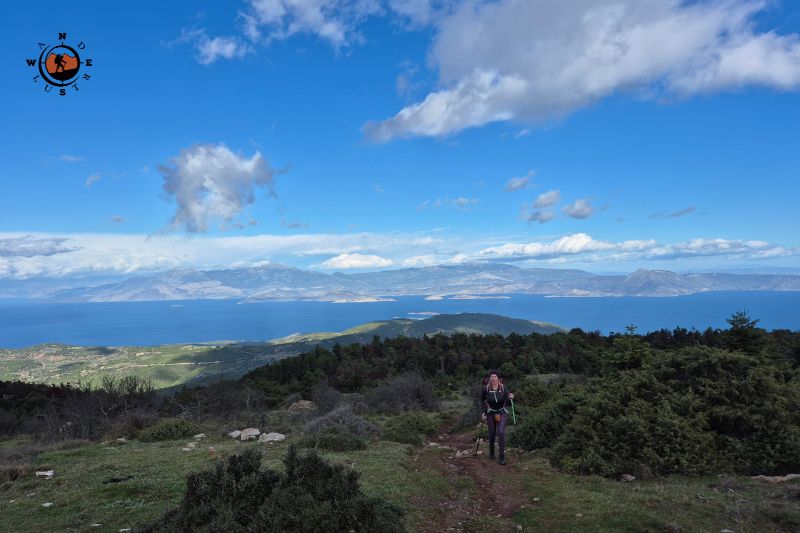 Πεζοπόρος σε κορυφογραμμή των Γερανείων Ορέων κατά την καταγραφή διαδρομής