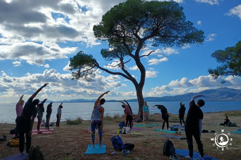 Yoga practice δίπλα στη θάλασσα στο Summer Hiking & Yoga στον Σχινιά