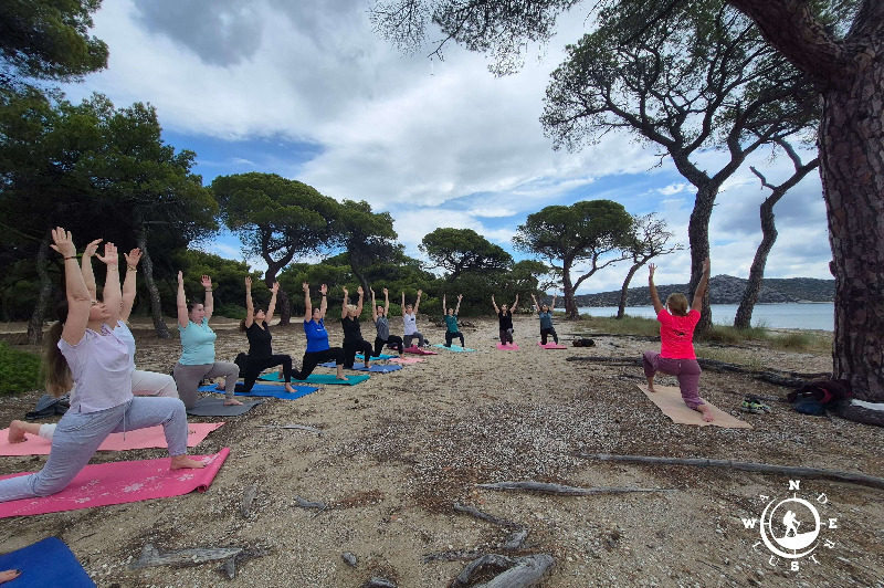 Καθοδηγούμενη πρακτική yoga στη φύση κατά τη διάρκεια του Summer Hiking & Yoga στον Σχινιά