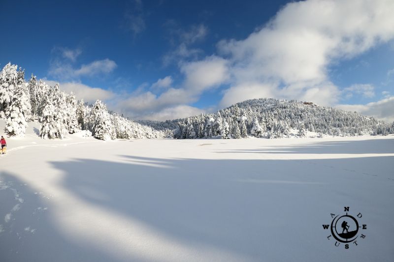 Λίμνη Δασίου στην καρδιά του χειμώνα με ηλιοφάνεια