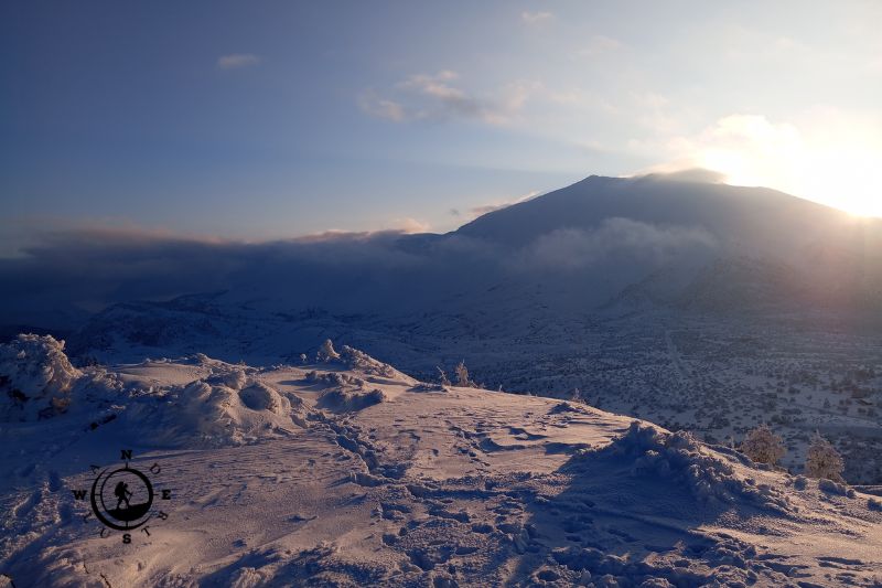 Πανοραμική άποψη της κορυφής Περδικούλα με χιονισμένο τοπίο