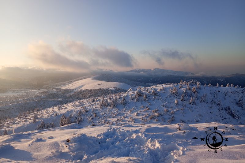 Θέα από την κορυφή Περδικούλα σε χειμερινό τοπίο