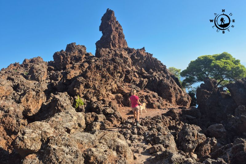 Ηφαιστειακοί σχηματισμοί στο μονοπάτι πεζοπορίας στα Μέθανα