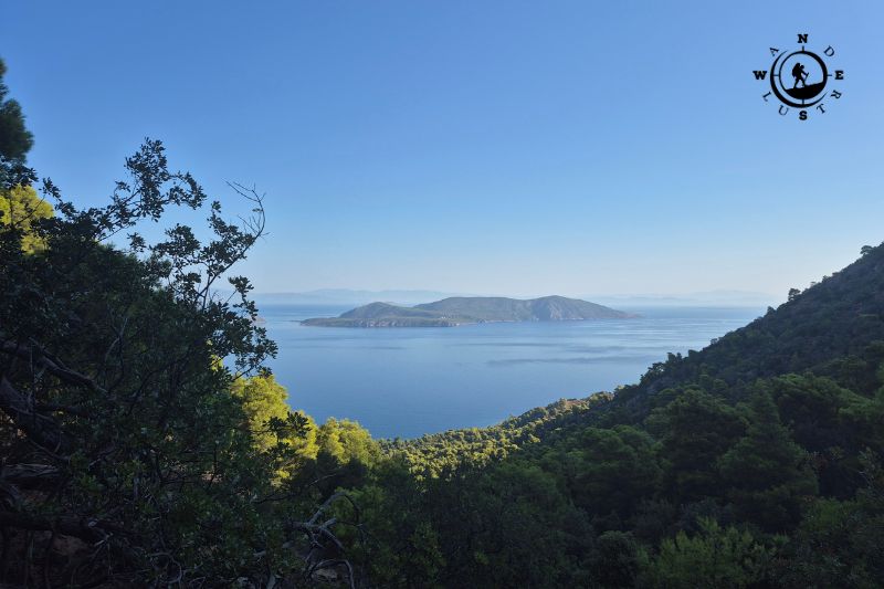 Πανοραμική θέα θάλασσας και πευκοδάσους κατά την πεζοπορία στα Μέθανα