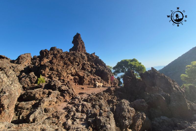 Ηφαιστειακό πετρώδες τοπίο στη χερσόνησο των Μεθάνων
