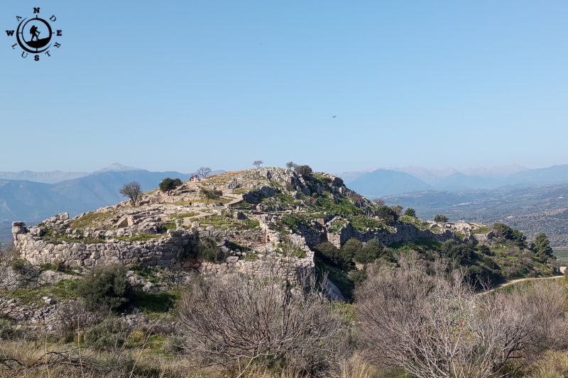 Μυκήνες – θέα προς τον αρχαιολογικό λόφο και το ιστορικό τοπίο της Αργολίδας