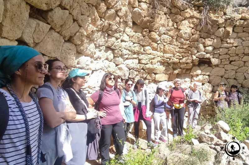 Στάση σε πέτρινο ιστορικό σημείο στη διαδρομή Μυκήνες – Προσύμνη