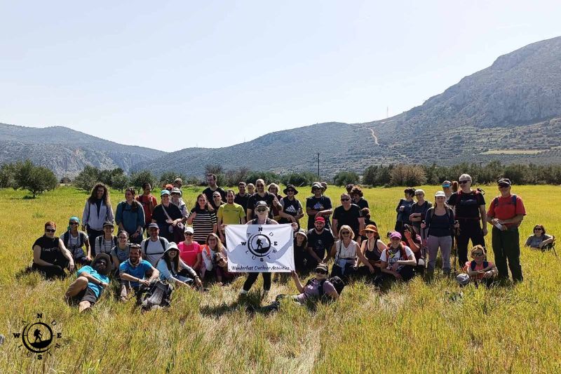 Ομαδική φωτογραφία πεζοπορίας με θέα το αργολικό τοπίο, Μυκήνες