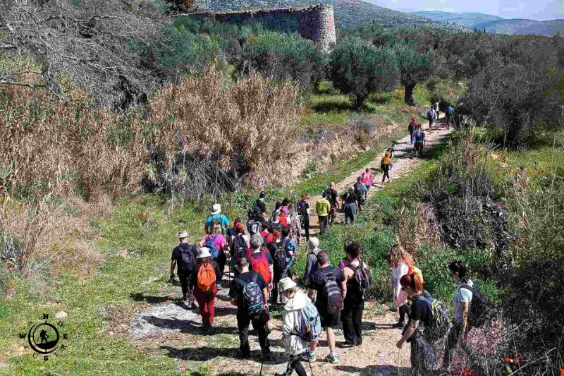 Ομάδα πεζοπορίας σε μονοπάτι στον Μυκηναϊκό Δρόμο, Μυκήνες