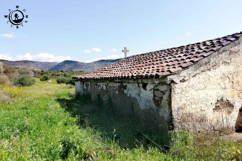 Πέτρινο κτίσμα στο αργολικό τοπίο κατά τη μονοήμερη πεζοπορία στις Μυκήνες