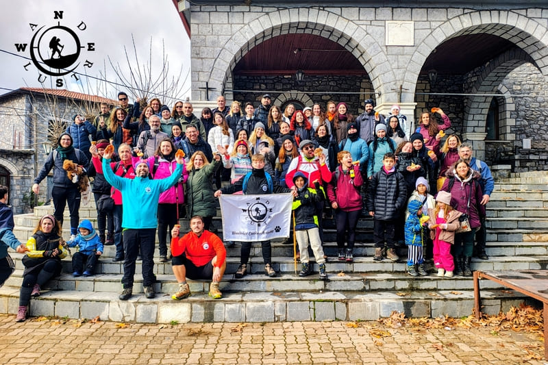 Ομαδική φωτογραφία των συμμετεχόντων της Wanderlust Outdoor Activities μετά την πεζοπορία στην Αλωνίσταινα, στο Μαίναλο.
