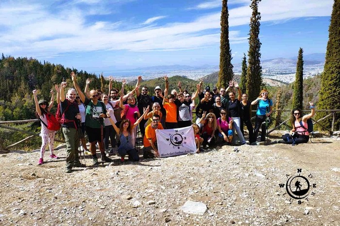 Ομάδα πεζοπορίας της Wanderlust στον Υμηττό με σημαία