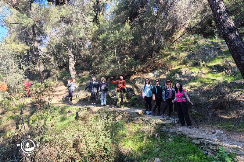 Στάση ομάδας πεζοπορίας μέσα στο δάσος του Υμηττού