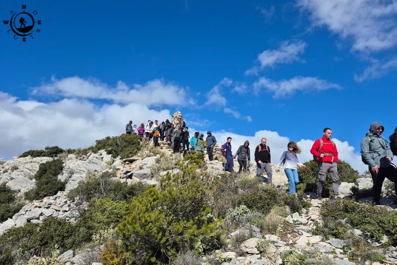 Ομάδα πεζοπόρων στην κορυφογραμμή του Βόρειου Υμηττού σε ανοιχτό πεδίο