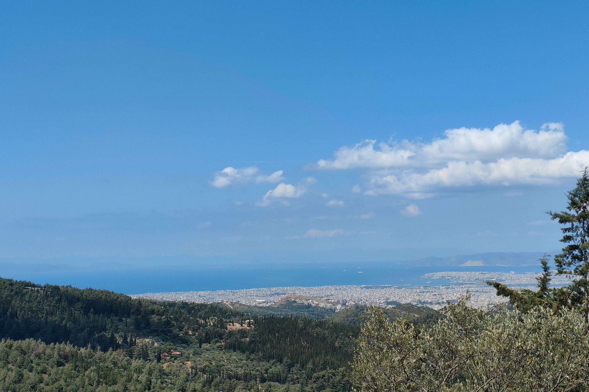 Θέα προς την Αθήνα από τον Υμηττό κατά τη διάρκεια πεζοπορίας