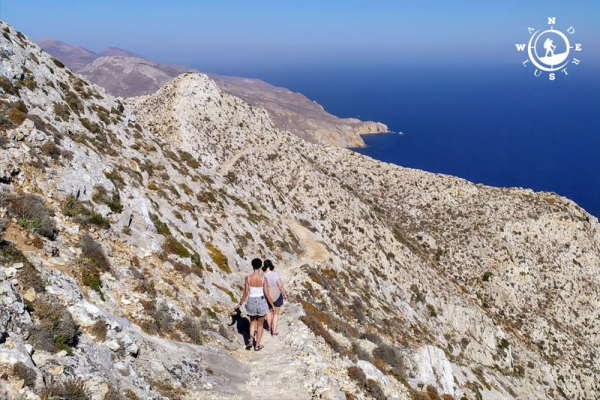 Πεζοπορία στην Ανάφη με θέα στο Αιγαίο κατά τη διάρκεια πασχαλινού ταξιδιού