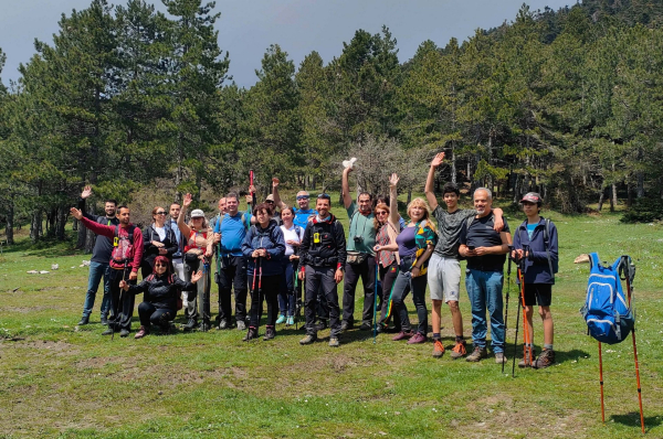Ομαδική φωτογραφία πεζοπόρων της Wanderlust κατά τον Γύρο των Κορυφών Πάρνηθας μέσα στο αλπικό τοπίο