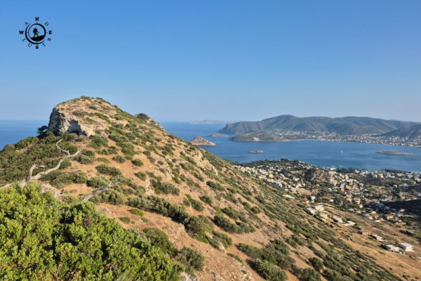 Μεγάλη ομάδα της Wanderlust σε πανοραμικό σημείο του Υμηττού