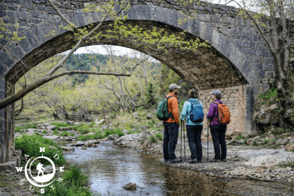 Πεζοπορία Βυτίνα Νυμφασία στο Μαίναλο Αρκαδίας με πέρασμα από πέτρινο γεφύρι στο Mainalon Trail